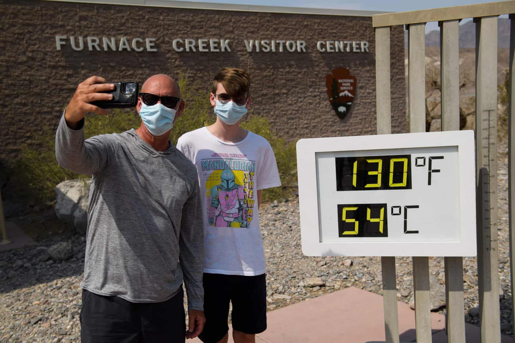Селфі на тлі термометра, що фіксує рекордну температуру, Каліфорнія. Patrick T Fallon/AFP