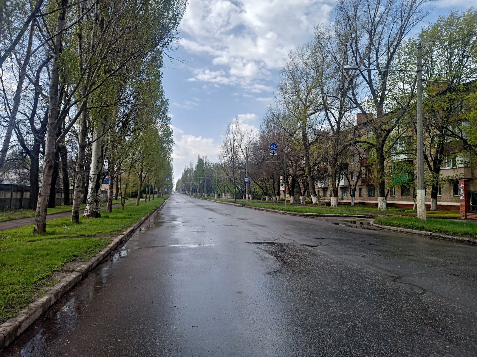 Вулиці в Краматорську зараз мають такий вигляд: майже без людей і машин