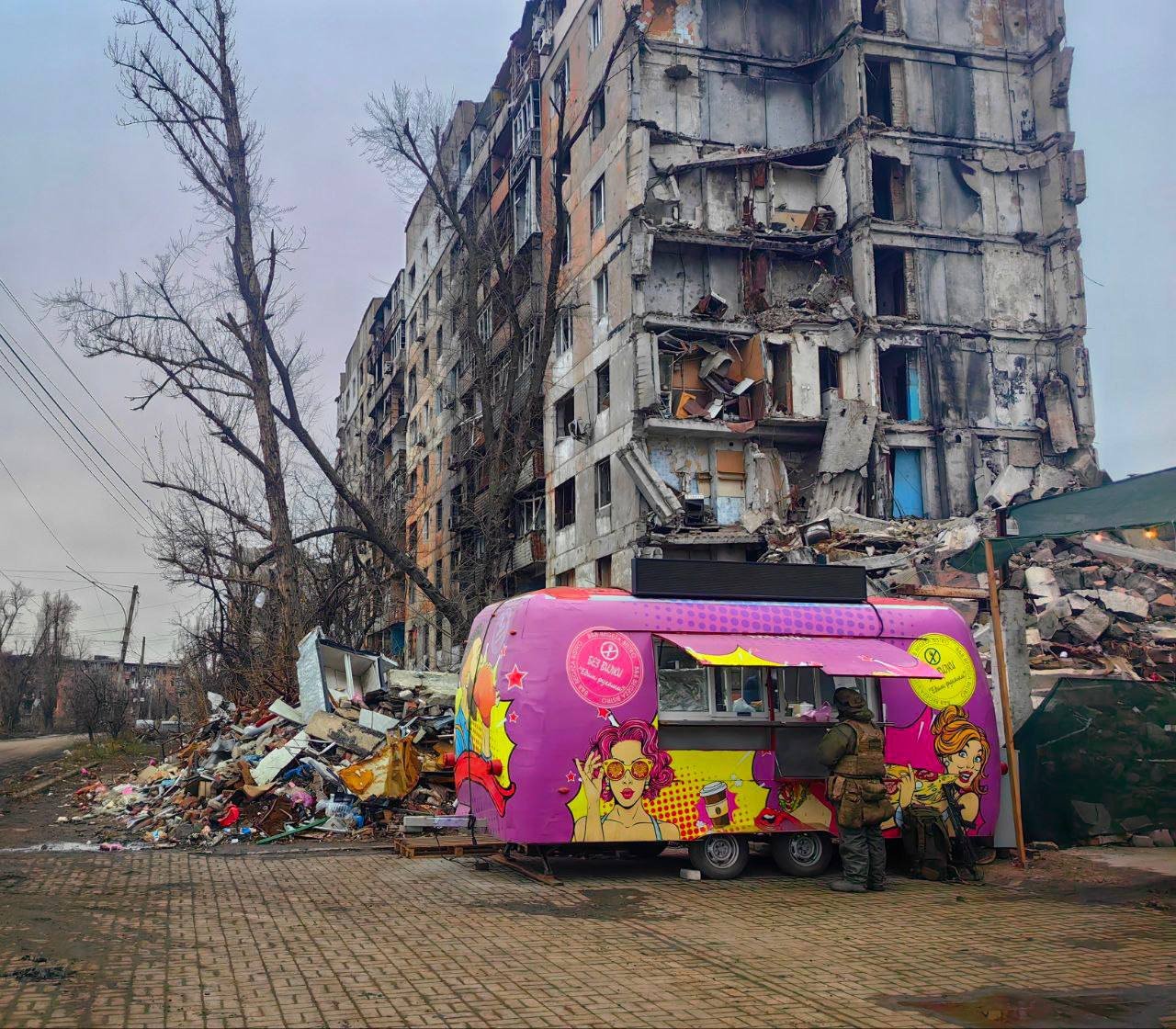 Російський солдат купує собі каву в окупованому українському місті Авдіївка