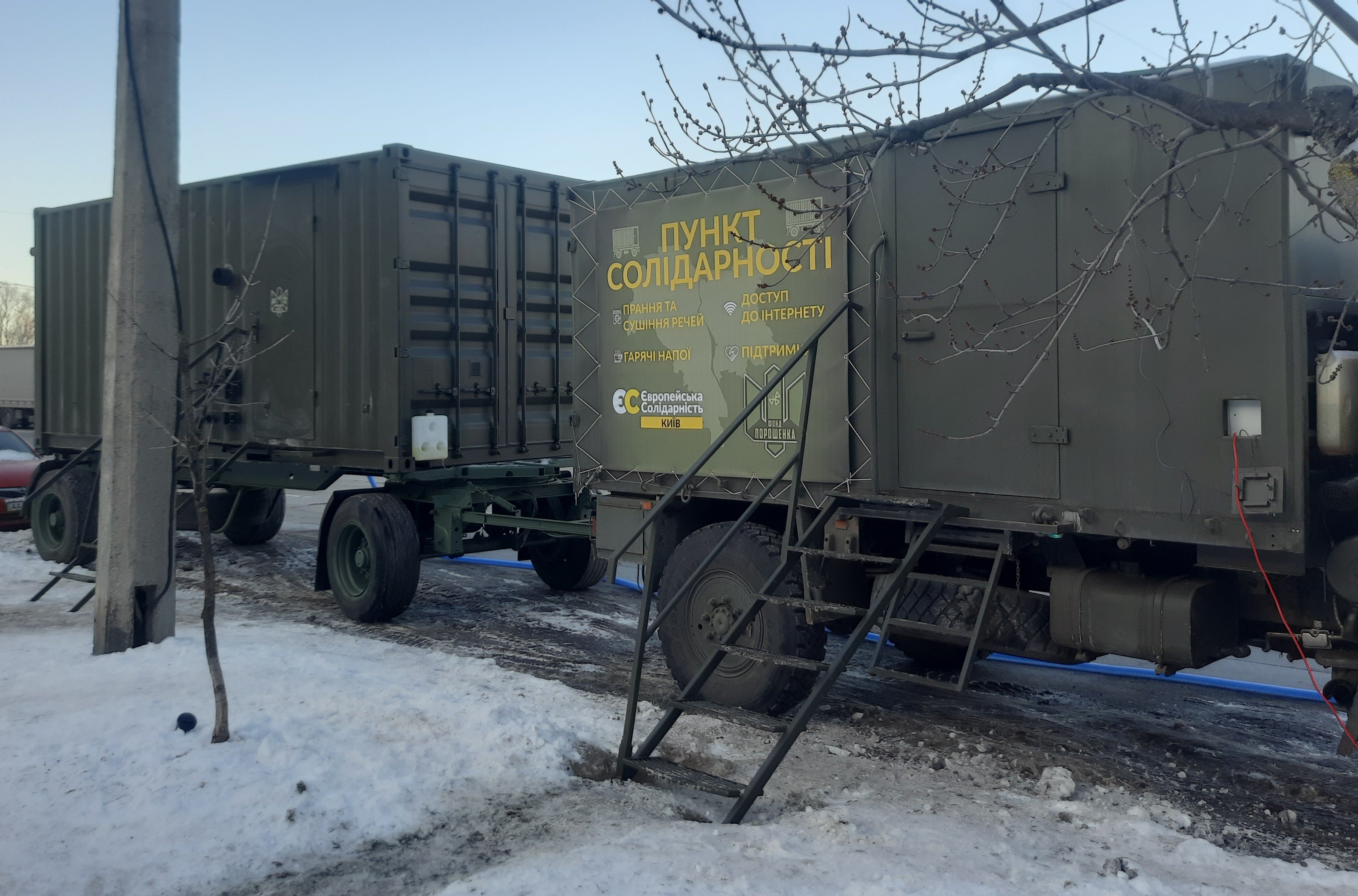 Мобільна пральня. Її доставку на Троєщину організувала політична сила експрезидента Петра Порошенка
