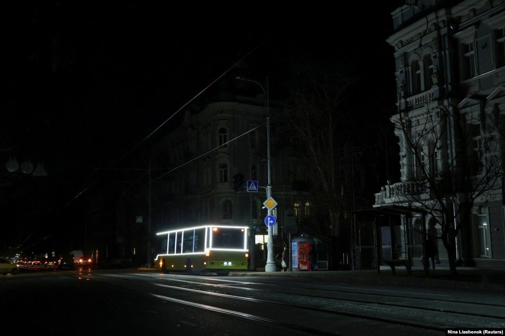 Автобус на вулиці Одеси. Такого транспорту з підсвіткою запустили кілька одиниць. Кажуть, влада любить «красиві картинки». Фото: Reuters