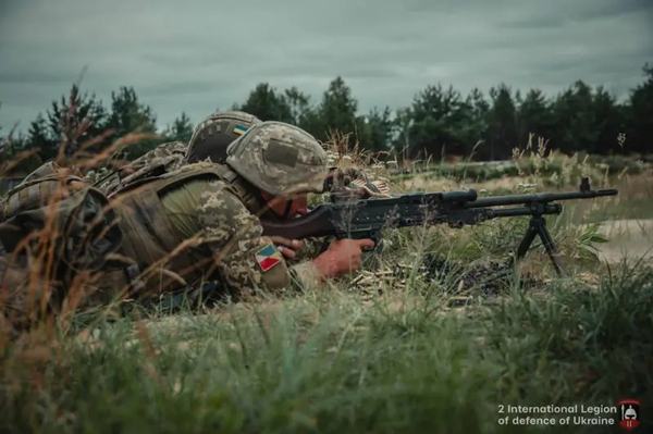 «Потрібно викорінювати думку, що іноземець може будь-коли зібратися й поїхати». Як організувати службу легіонерів в Україні