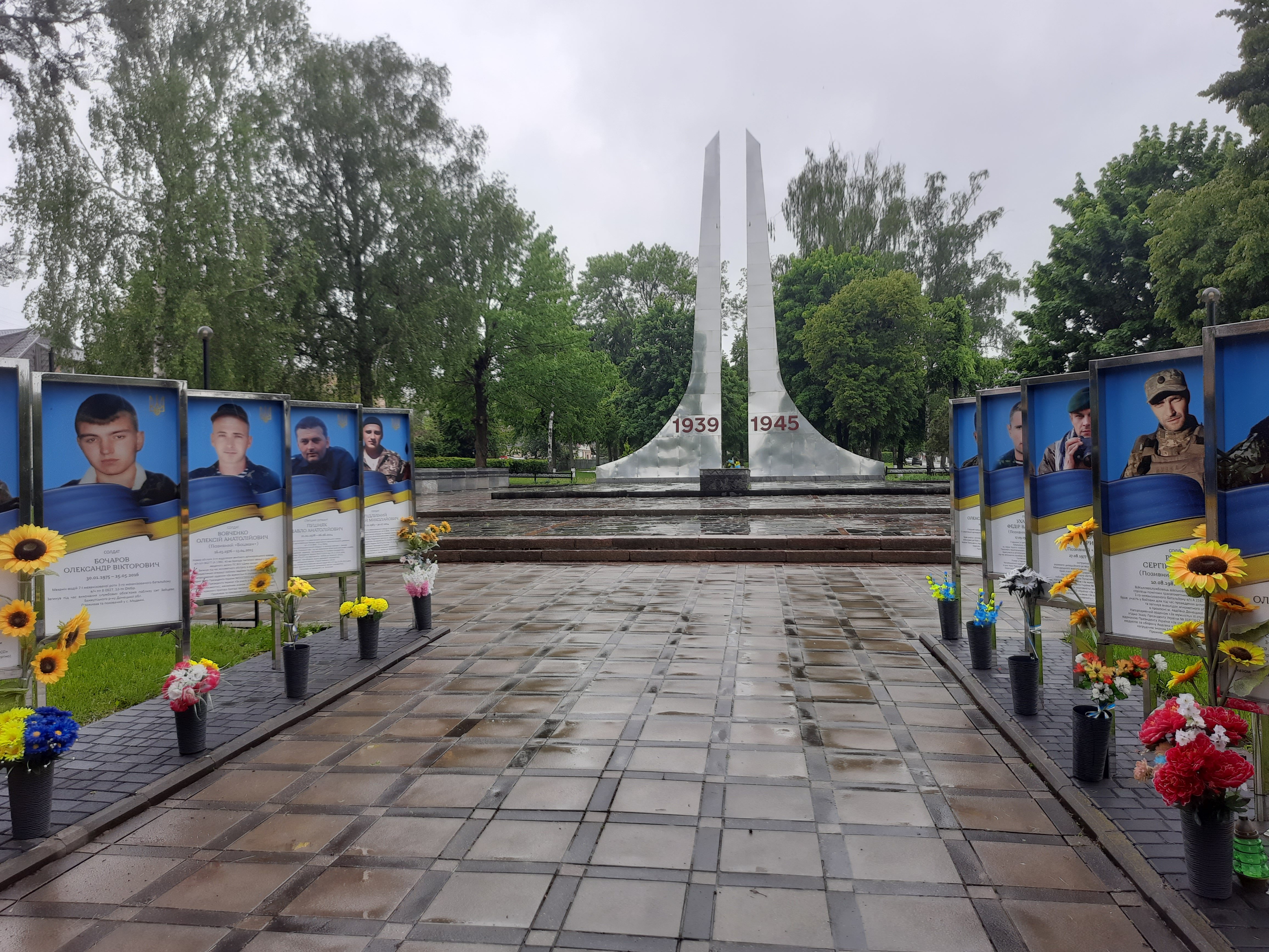 Меморіал загиблим у російсько-українській війні в Богуславі візуально об’єднали з меморіалом полеглим у Другій світовій війні. Фото авторки