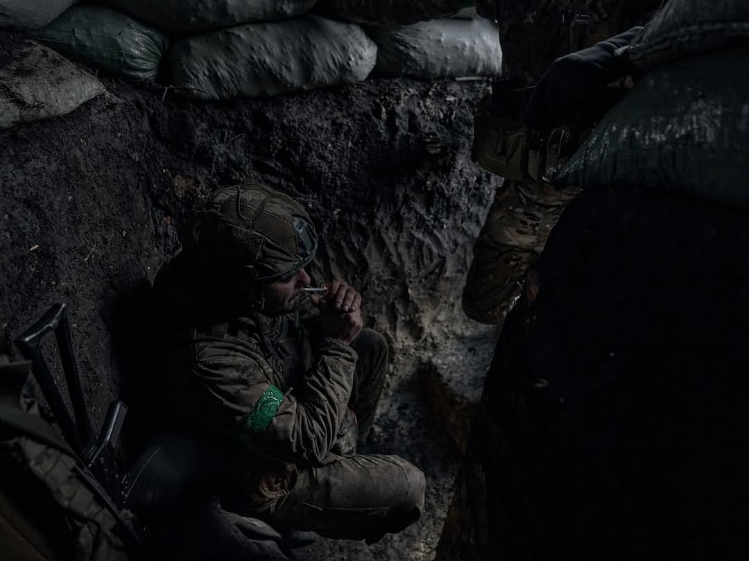 Infantryman from the 28th Mechanized Brigade in a tiny dugout near Toretsk (Donetsk region). Photo: Kostiantyn and Vlada Liberov