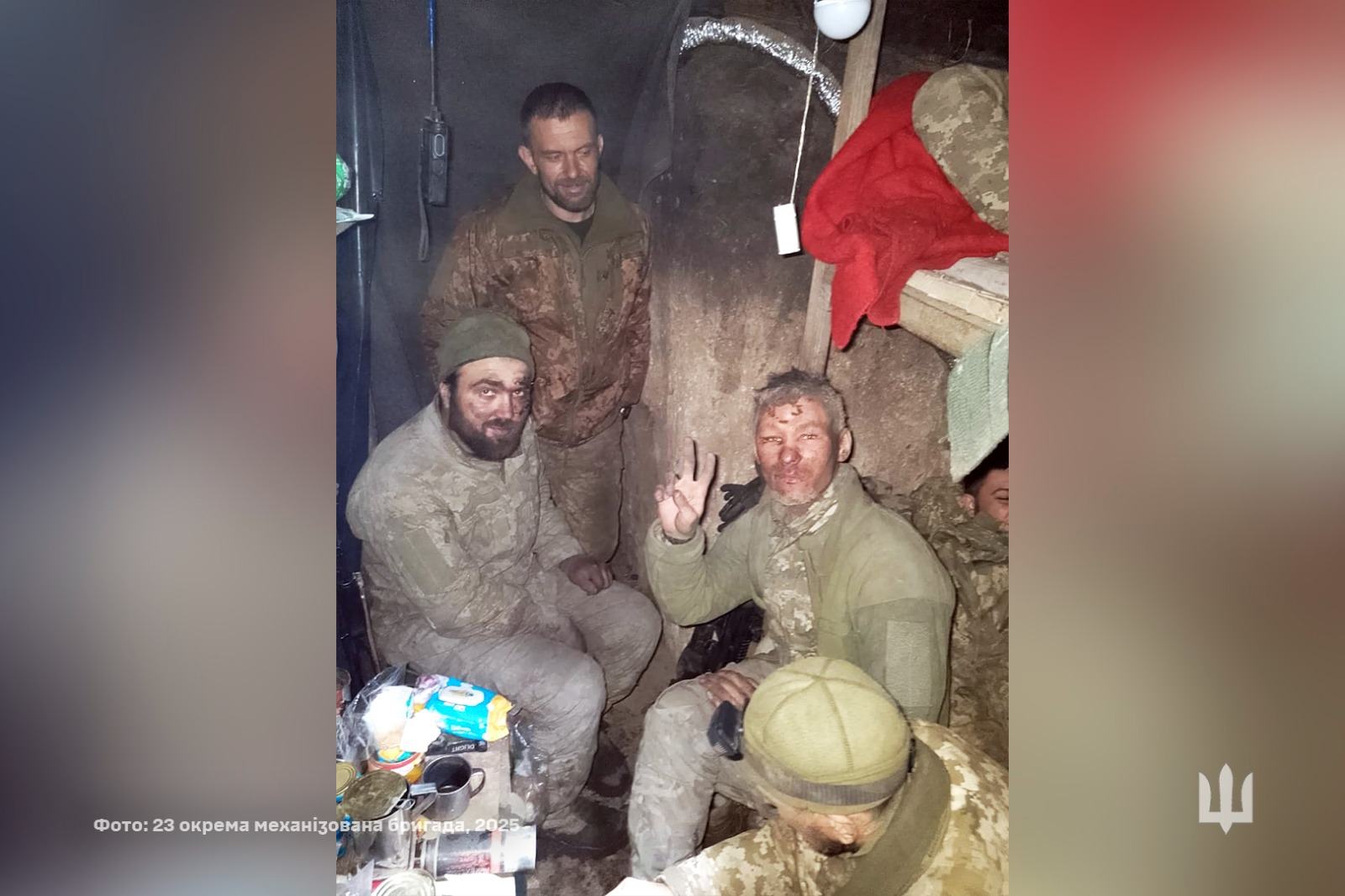 Сергій із позивним Боксер (праворуч) після повернення до своїх. Ліворуч від нього побратим Технар
