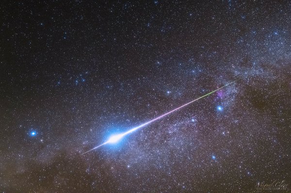 Астрофото дня: метеор із Персеїдів на мить яскравіший за найбільш яскраві зірки