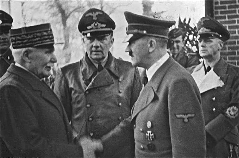Філіпп Петен (зліва) вітається з Адольфом Гітлером, жовтень 1940 року. Фото: Вікіпедія