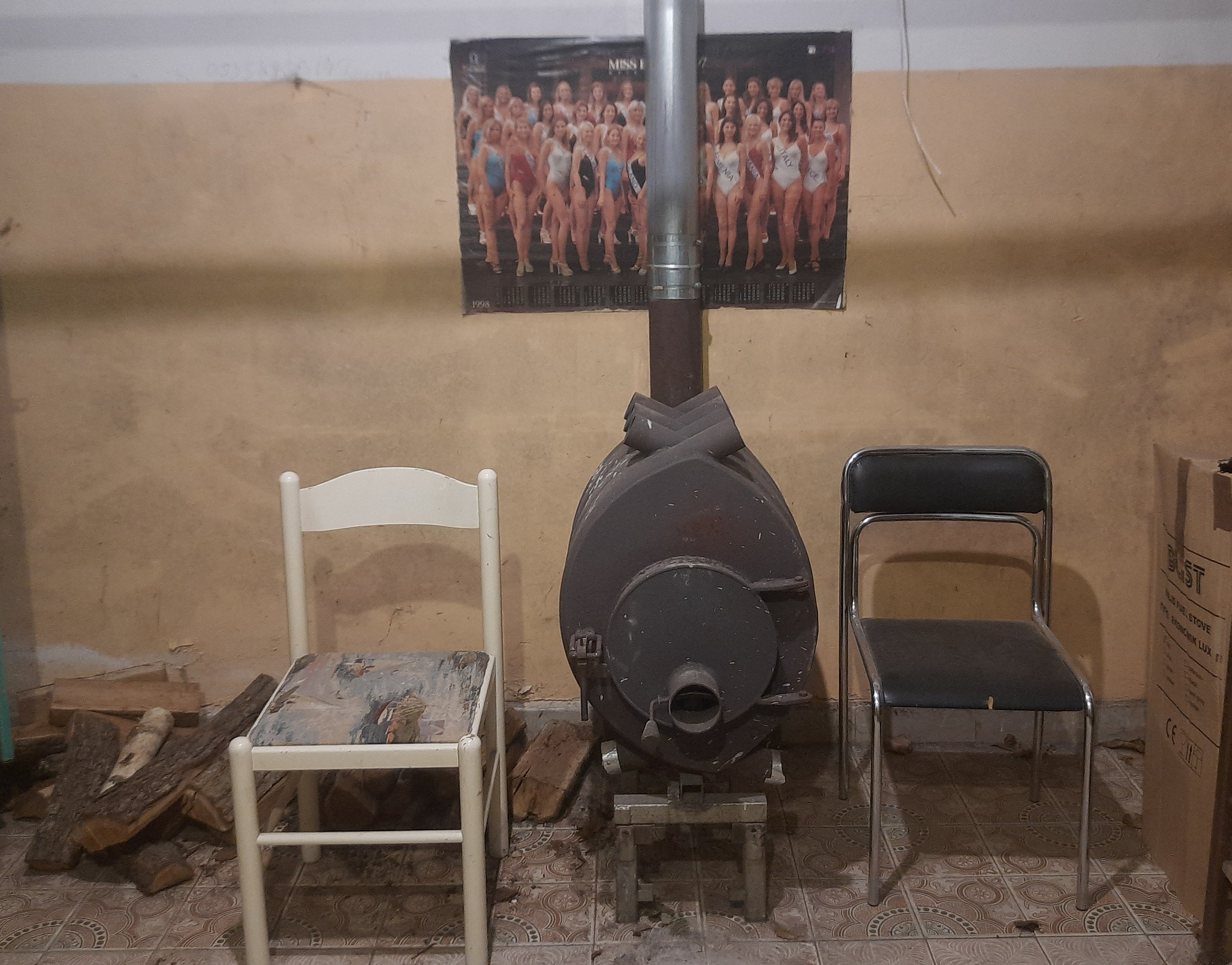 Та сама буржуйка. А насправді булер’ян, конвекційна піч, яка завдяки системі труб здатна обігріти підвал за лічені хвилини