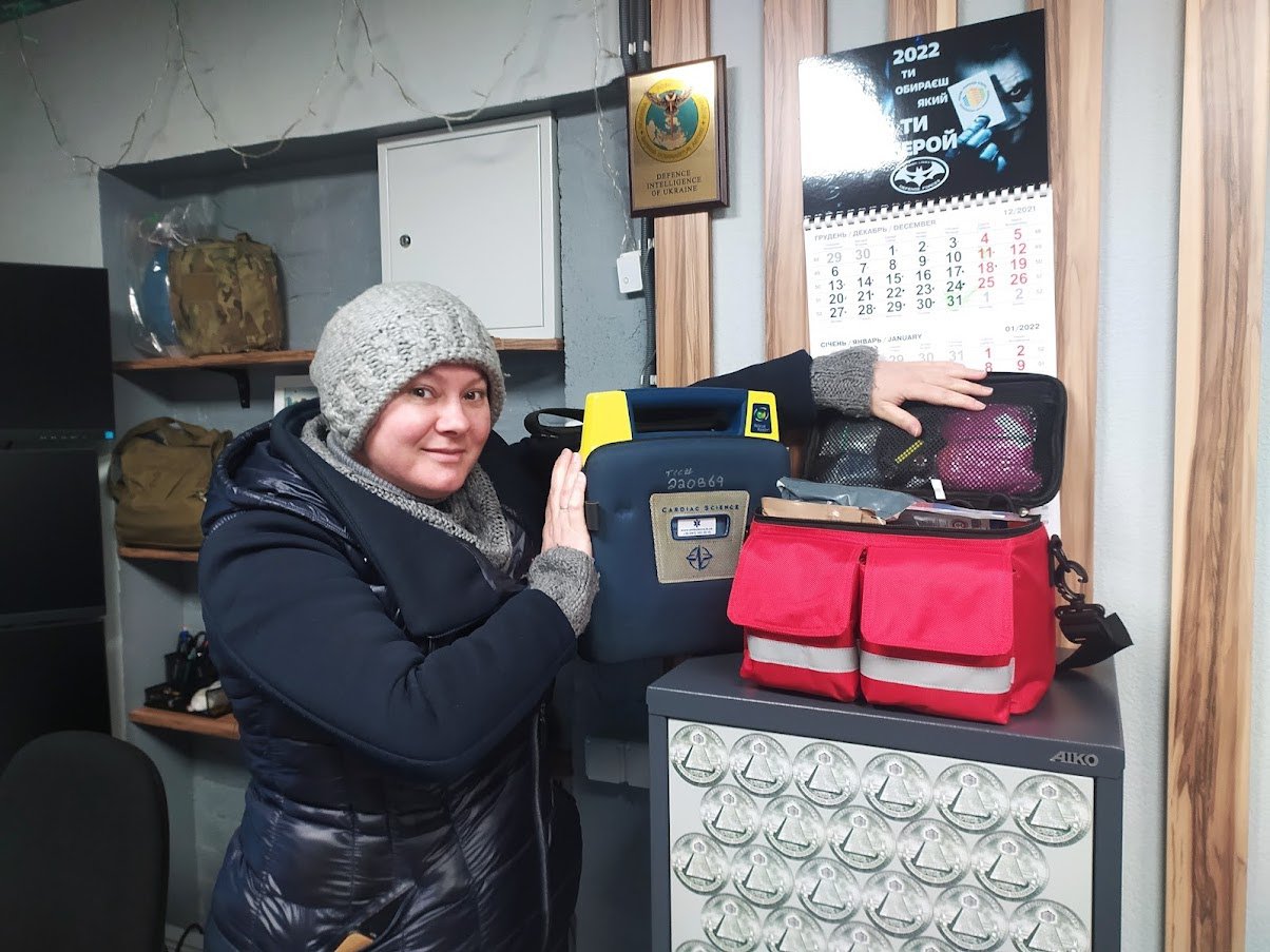 Тетяна Лавриненко показує нещодавно закуплені дефібрилятор і професійну аптечку (червона). Жінка пройшла курс домедичної допомоги у Всеукраїнській спілці парамедиків і навчилася всім цим користуватися
