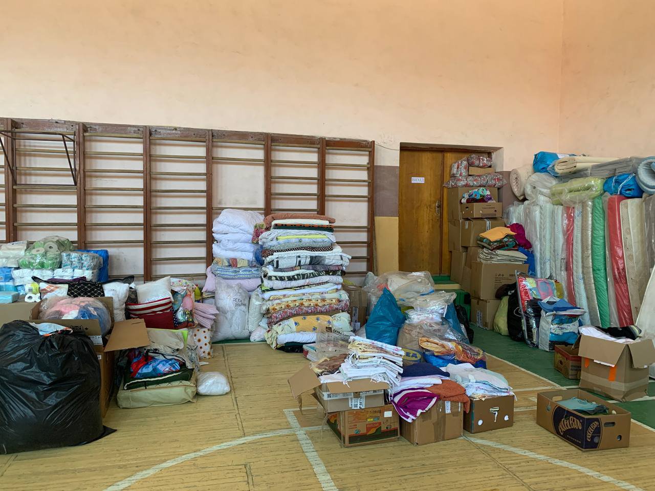Волонтери Закарпаття на четвертий день роботи вже мали купу речей для переселенців