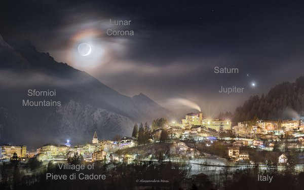 Небесна краса дня: Юпітер і Сатурн під місячним сяйвом і над італійським гірським селом
