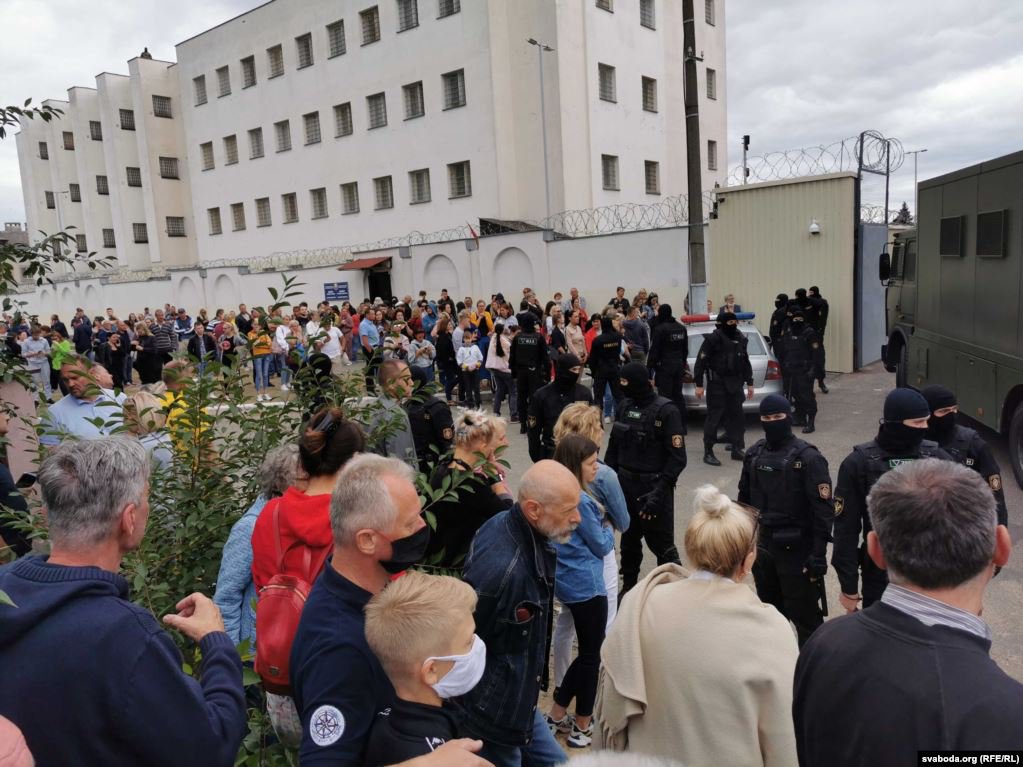 Тюрма на Акрэсьціна в Мінську: силовики та родичі затриманих