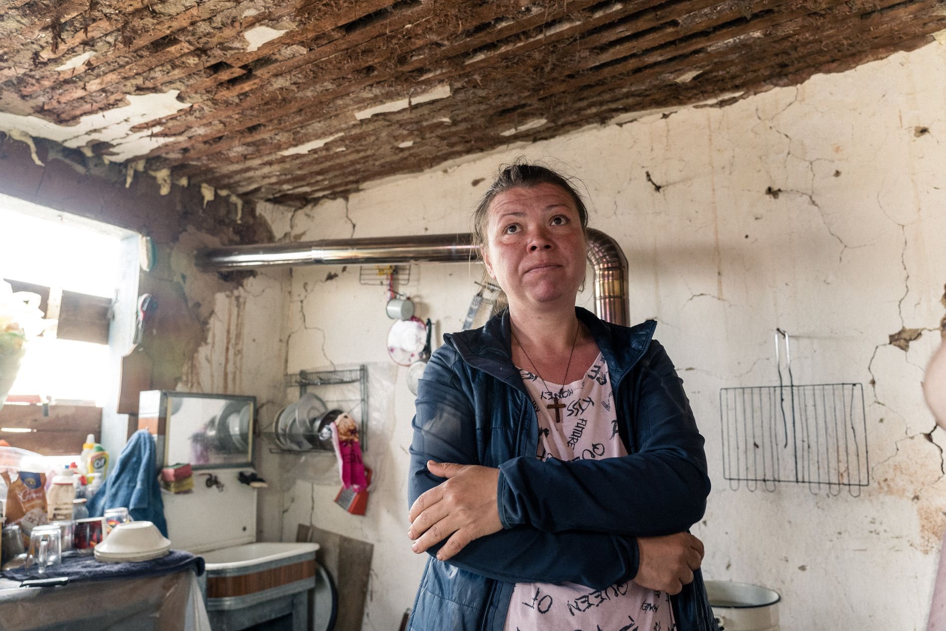 Людмила Альгіна в розбитому приміщенні своєї літньої кухні