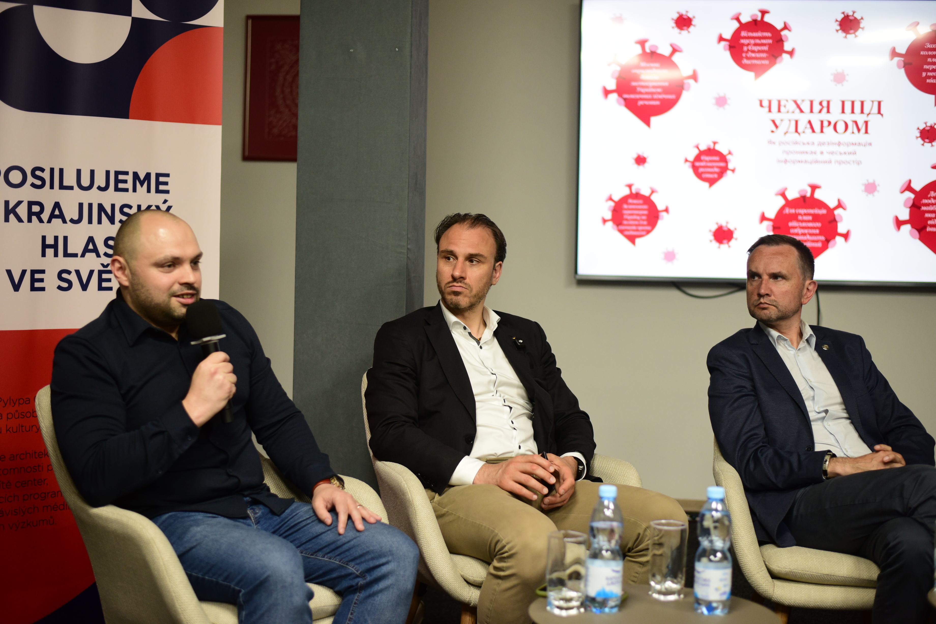Керівник відділу дослідження російської дезінформації у Texty.org.ua, один із авторів дослідження Сергій Міхальков (ліворуч)