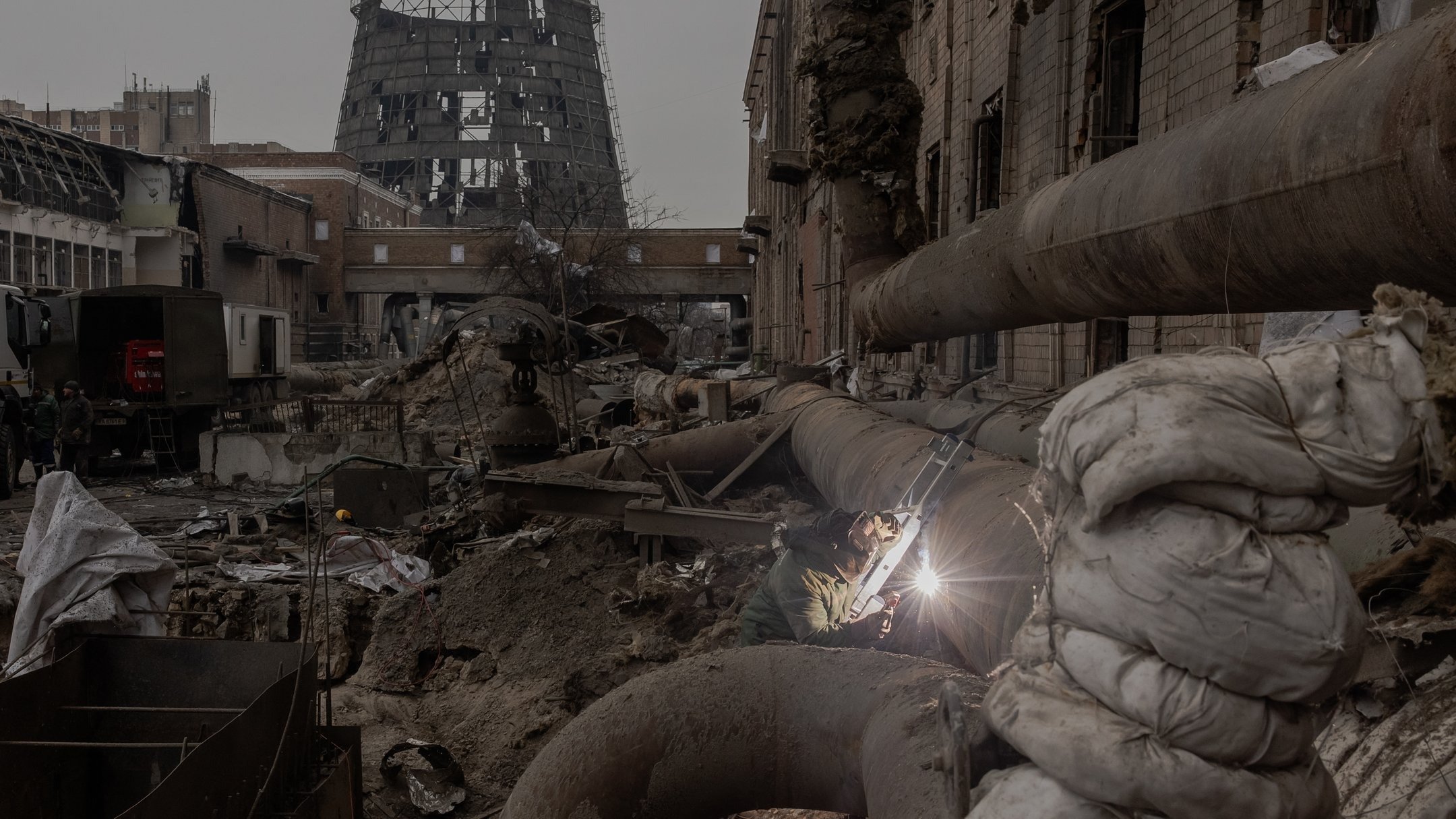 Робітники працюють на території Дарницької ТЕЦ, пошкодженої російськими ракетами. Фото: Getty Images/Roman Pilipey/AFP