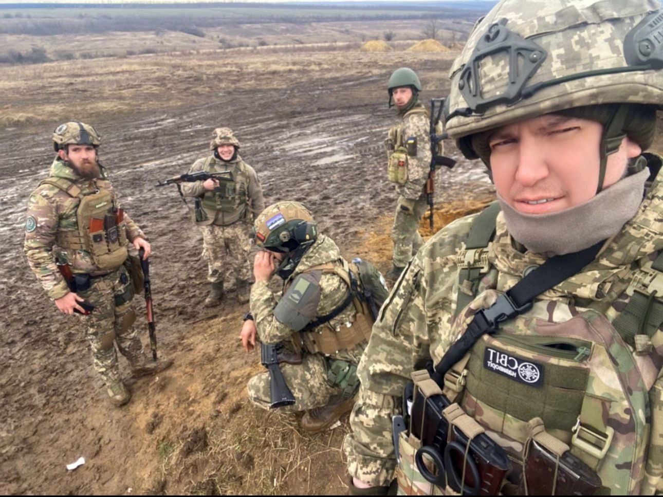 Денис Швидкий (праворуч) із побратимами