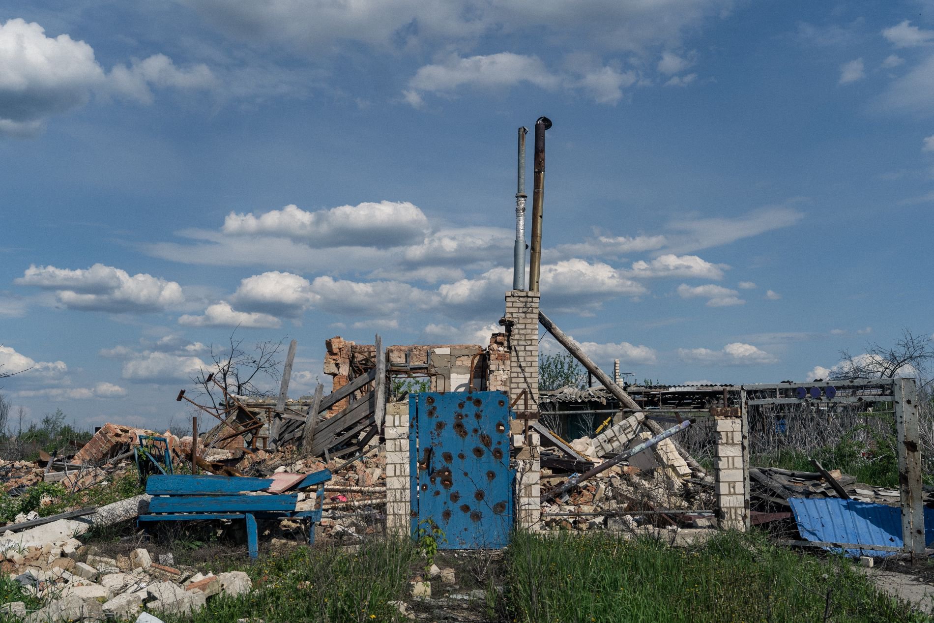 Знищена садиба у селі Довгенькому, Харківська область, Ізюмський район. Усі фото: Павло Дорогой