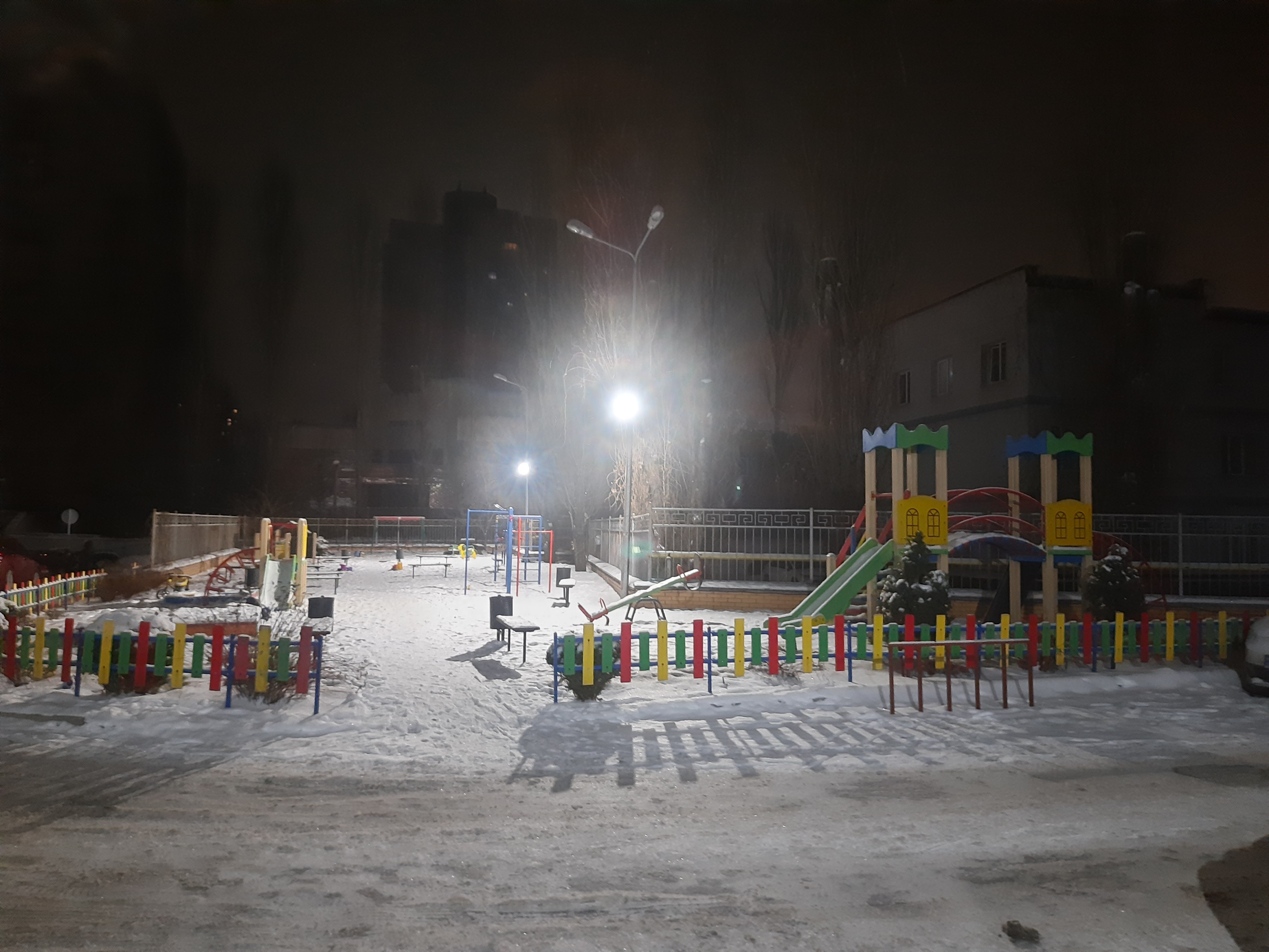 Двір київського будинку на вулиці Аболмасова. Світло є навіть під час блекауту