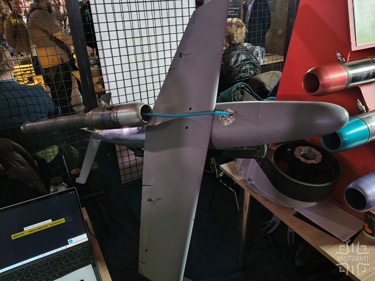 Пульсуючий повітряно-реактивний двигун «Грім-17» на макеті дрона. Фото: Мілітарний