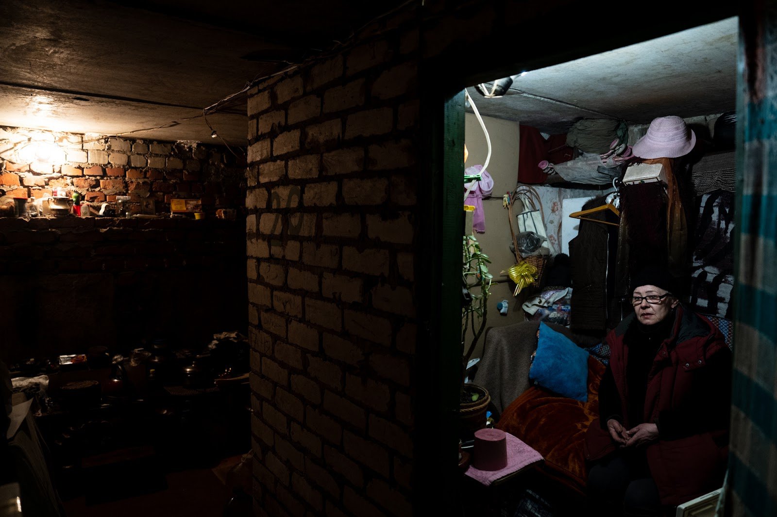 Жінка, яка переселилася до підвалу. Її житло зруйноване. Фото: Станіслав Стрілець, Wolfgang Schwan