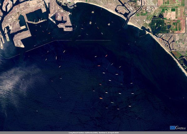 Супутникове фото дня: Танкери з нафтою, які не мають де розвантажитися через коронавірус (ФОТО)