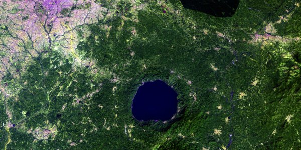 Супутникова краса дня: озеро в глибокому метеоритному кратері