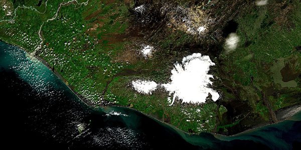 Супутникове фото дня: вулкан в Ісландії під шапкою криги
