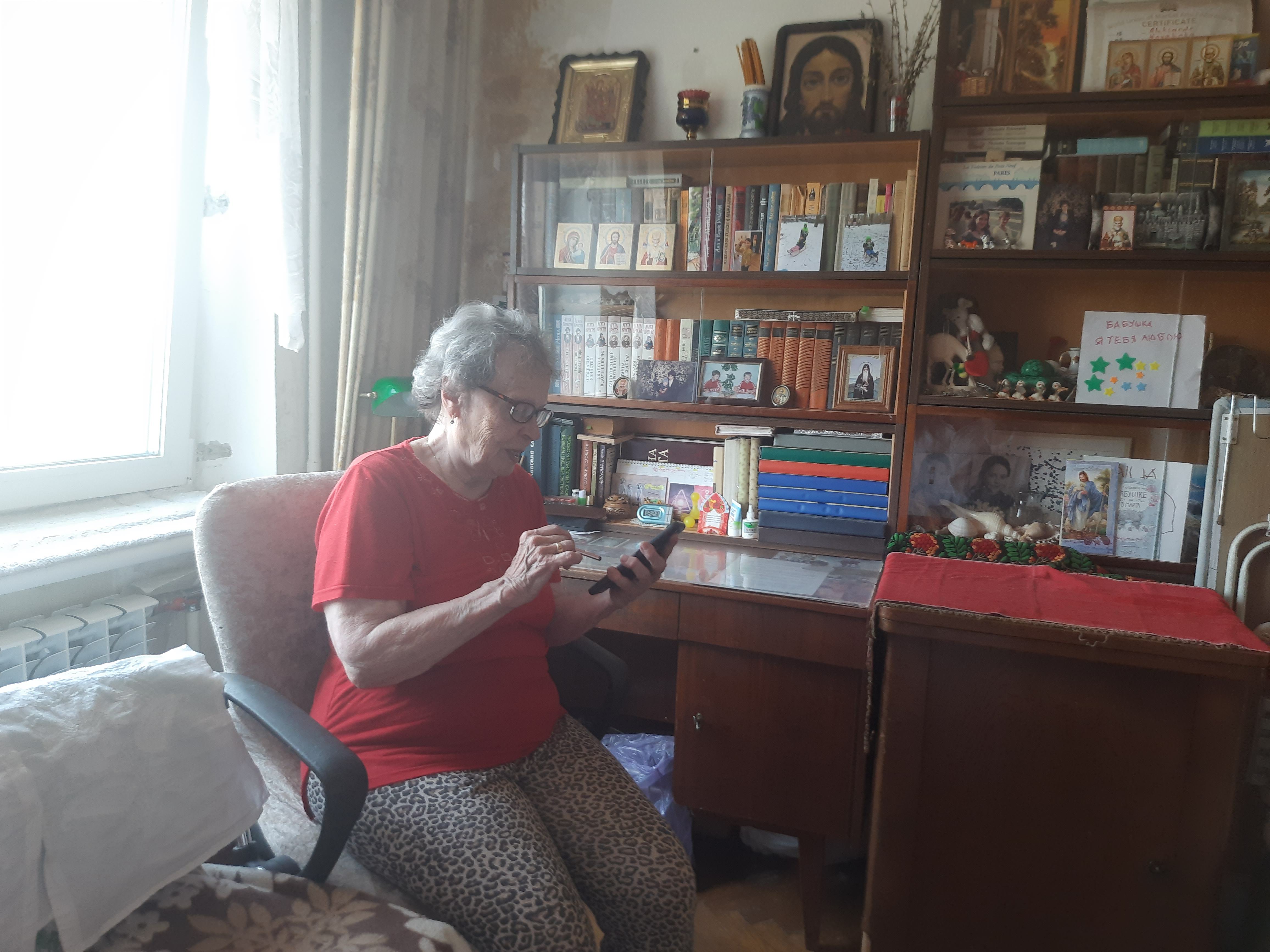 Емма Коваленко. Жінка живе в квартирі на п'ятому поверсі з 1968 року, відколи звели будинок на Тичини, 3