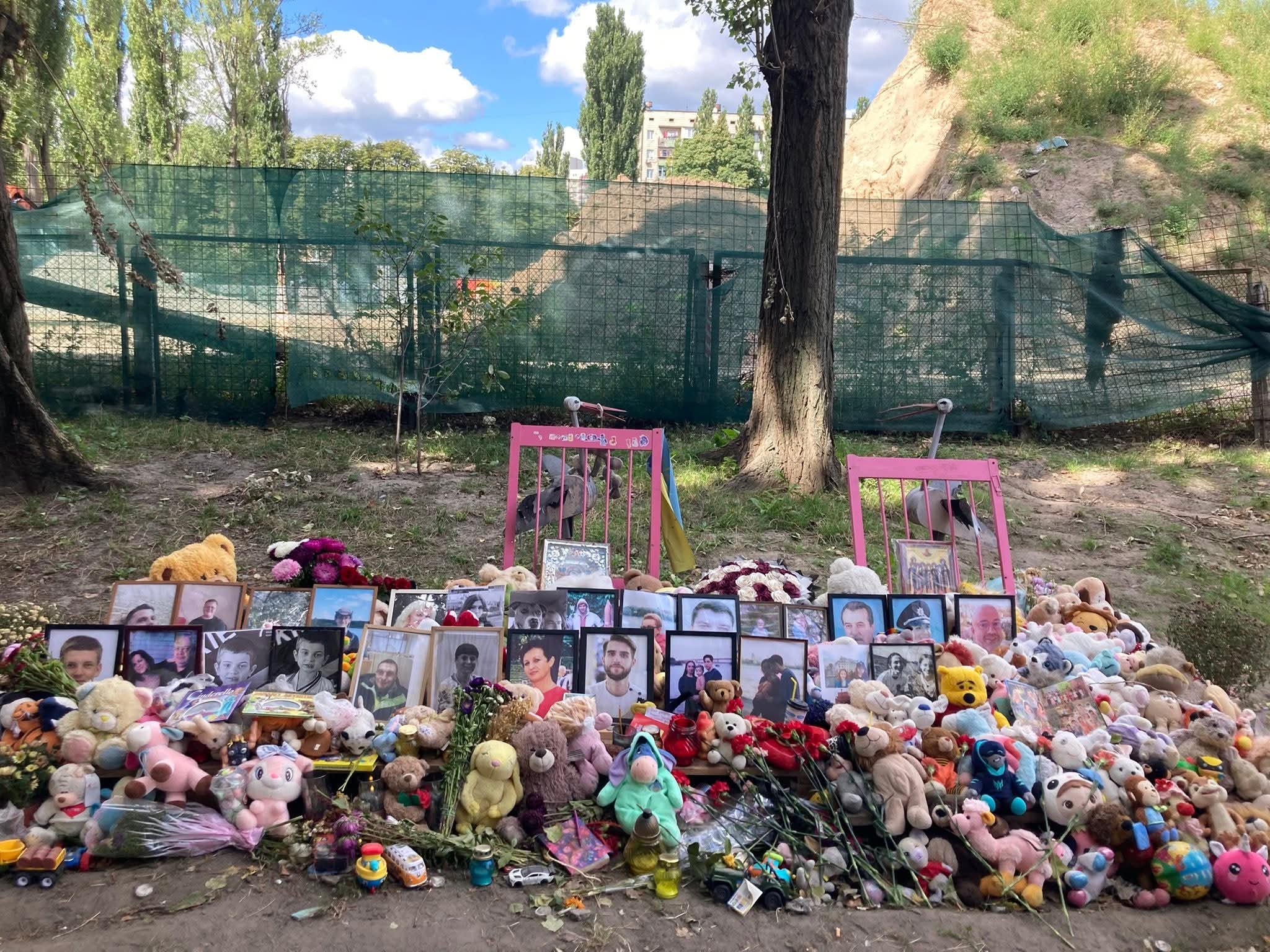 Імпровізований народний меморіал у памʼять про загиблих біля зруйнованого будинку в Святошині. Фото з фейсбук-сторінки нашої співрозмовниці
