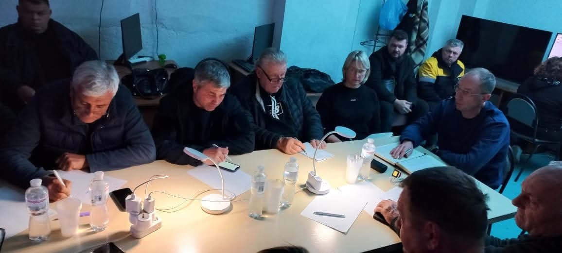 Нарада при ліхтариках місцевої влади в Шостці. Фото з фейсбук-сторінки міського голови Миколи Ноги
