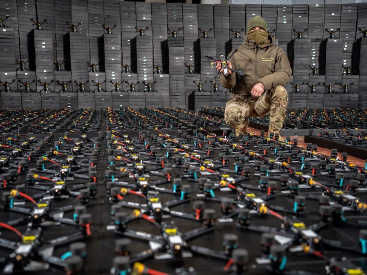 FPV-дрони для Сил оборони. Україна виробляє 10 млн БпЛА на рік і планує збільшити цю цифру вдвічі, заявив президент Зеленський минулого липня