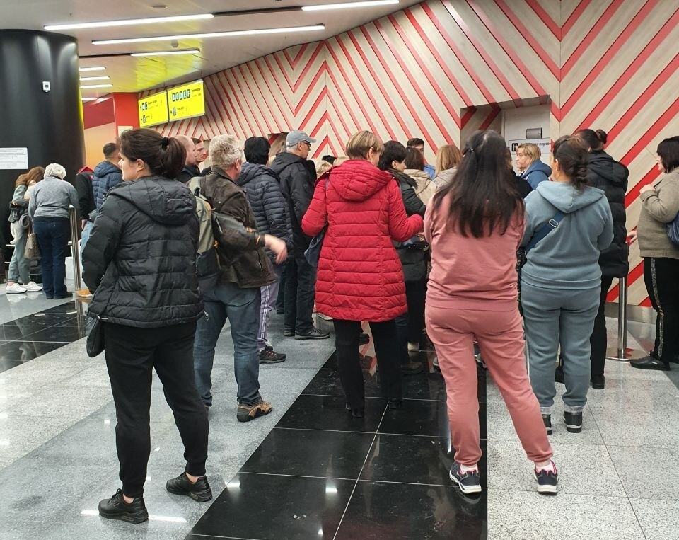 Фільтрація власників українських паспортів в московському аеропорту Шереметьєво. Із жовтня 2023 року це єдиний пункт, через який громадяни України можуть офіційно потрапити до РФ