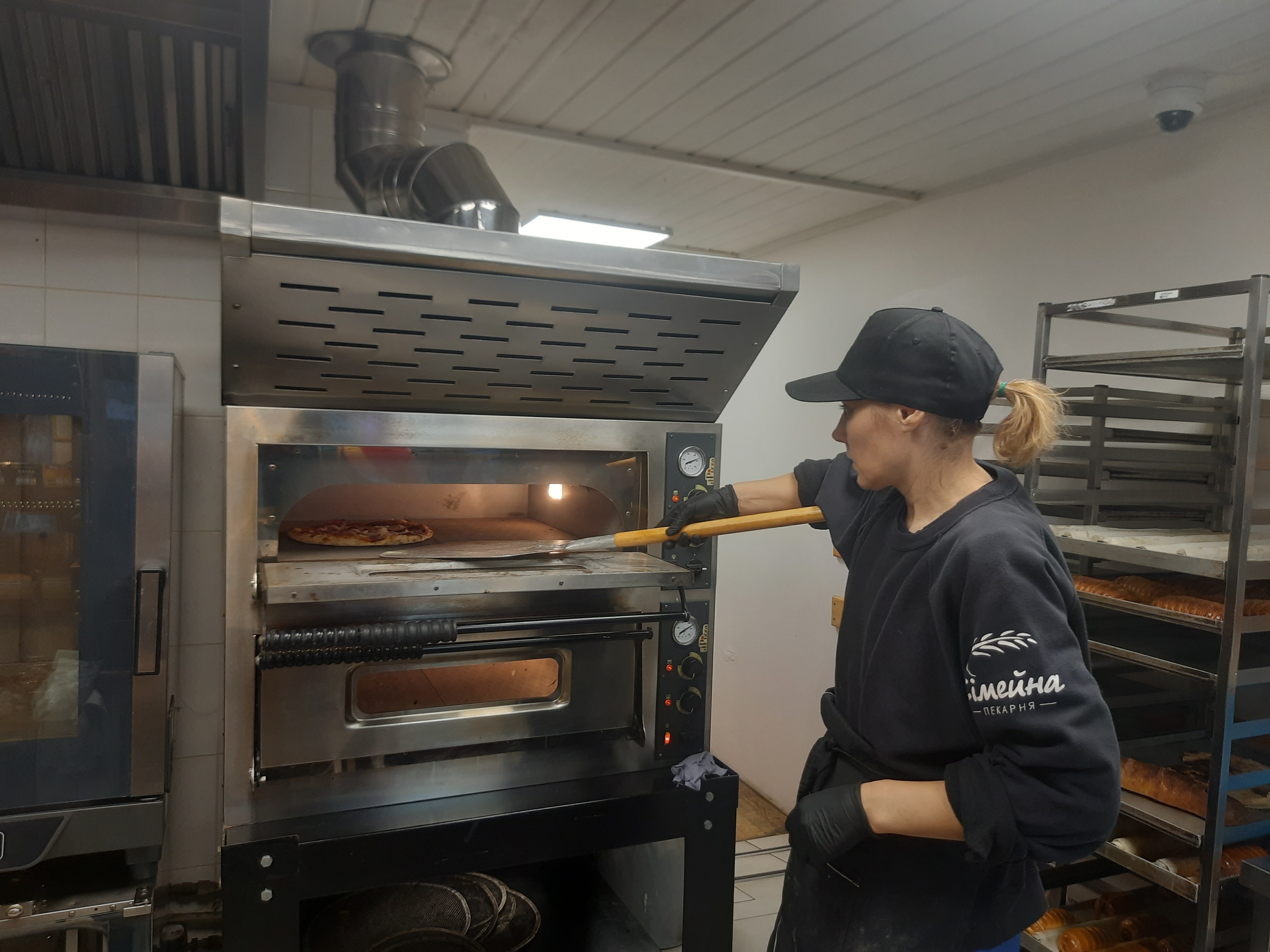 «Сімейна пекарня» біля вокзалу «Дарниця». Олена Марченко готує піцу