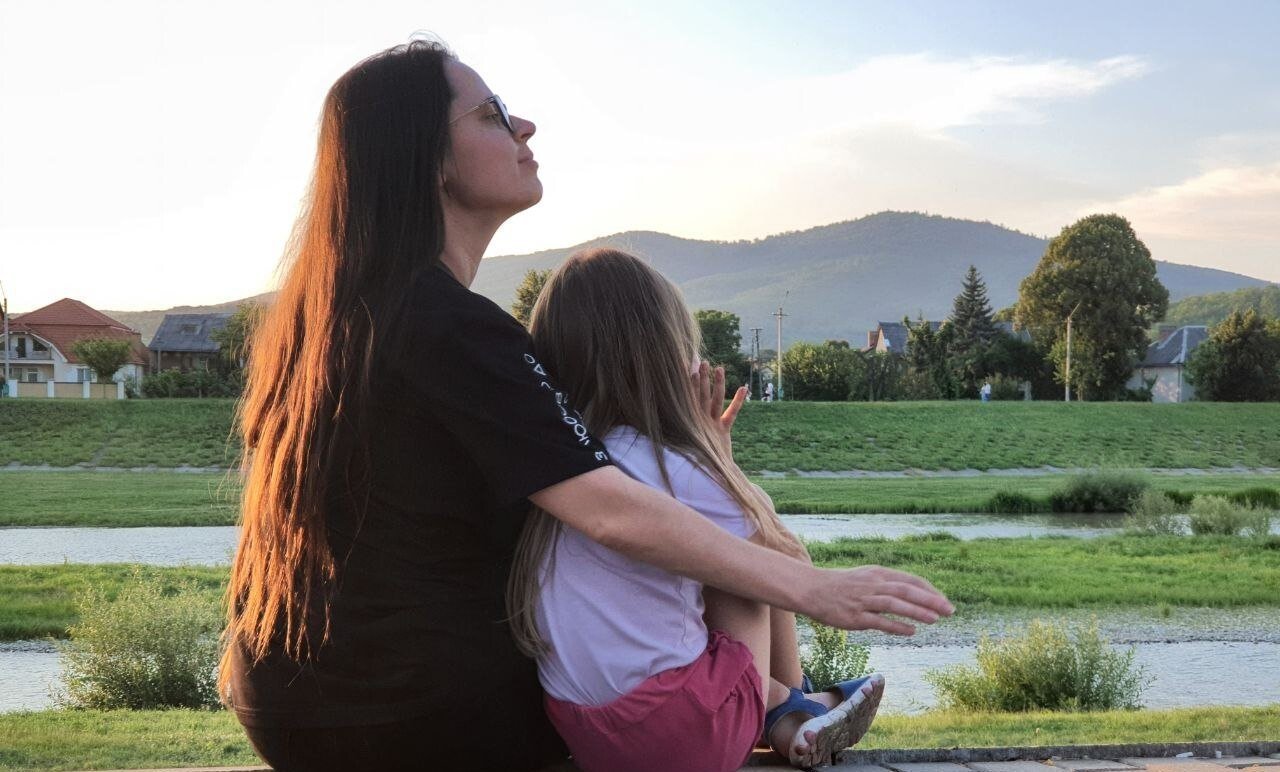 Переселенка Міла Мороз із донькою в Мукачеві Закарпатської області. Раніше родина жила в Гостомелі під Києвом