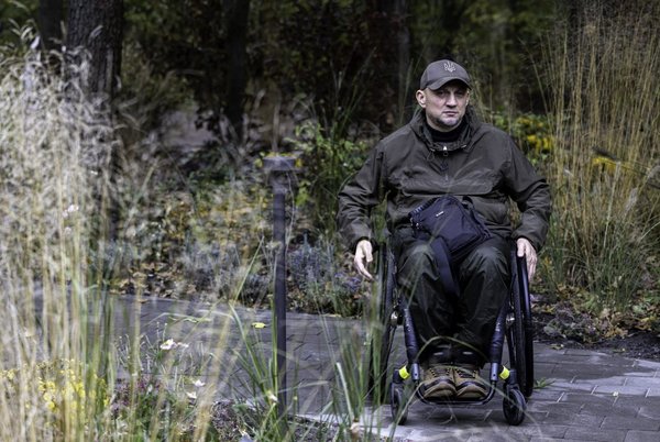 «Сусіди на руках занесли мене додому». Чого маломобільним людям не вистачає в блекаути