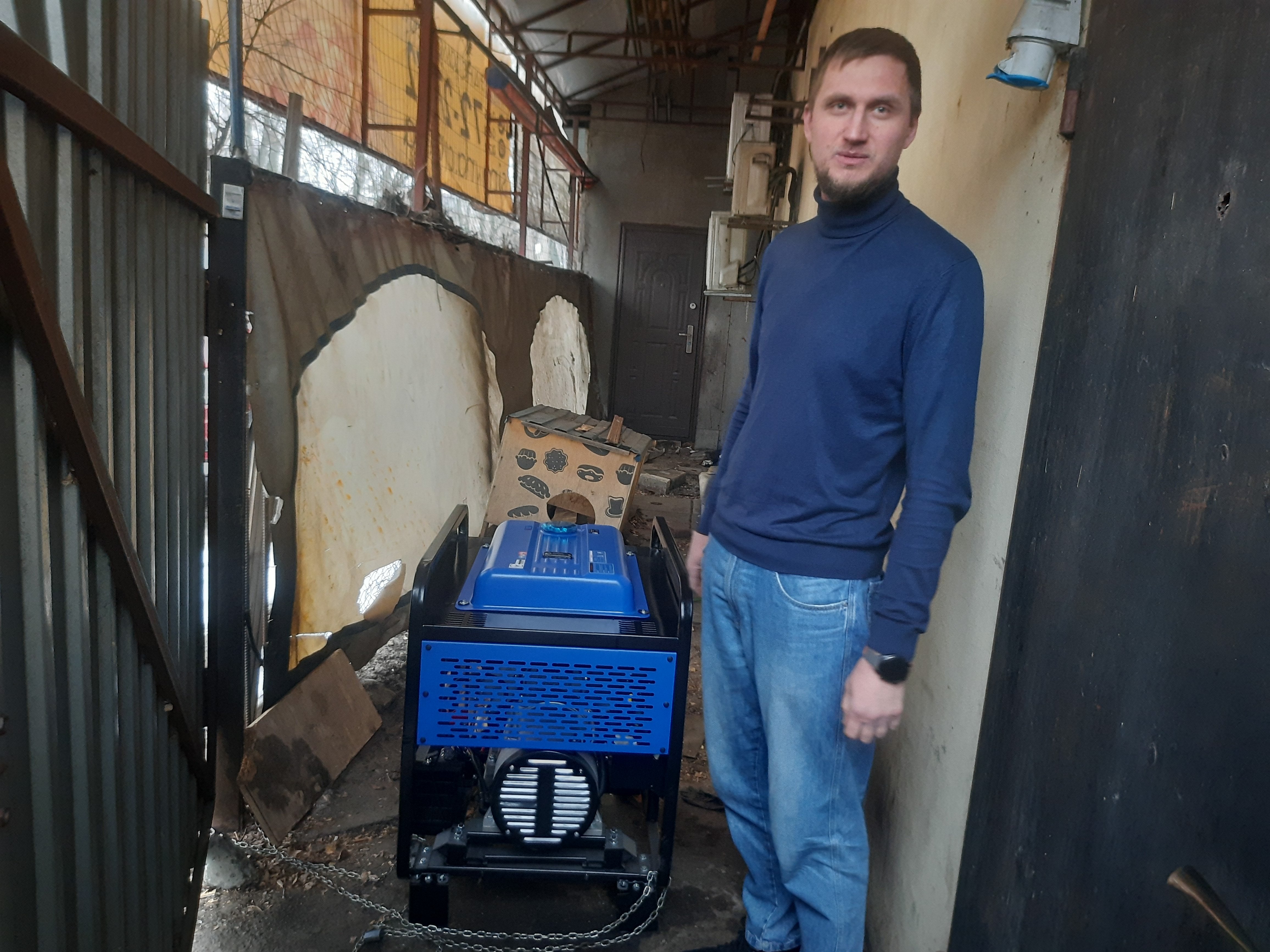 Підприємець Роман Нестеренко. Тримає в Києві кілька точок «Сімейної пекарні». Для закладу на Дарниці придбав новий дизельний генератор