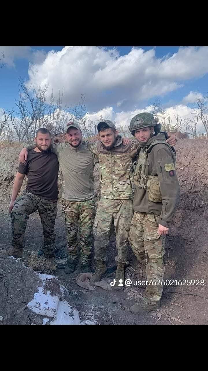 Андрій Дячишин крайній ліворуч. Поруч із ним побратими (позивні Капуста, Да Вінчі, Чехоня). Світлодарська дуга, 2020 рік