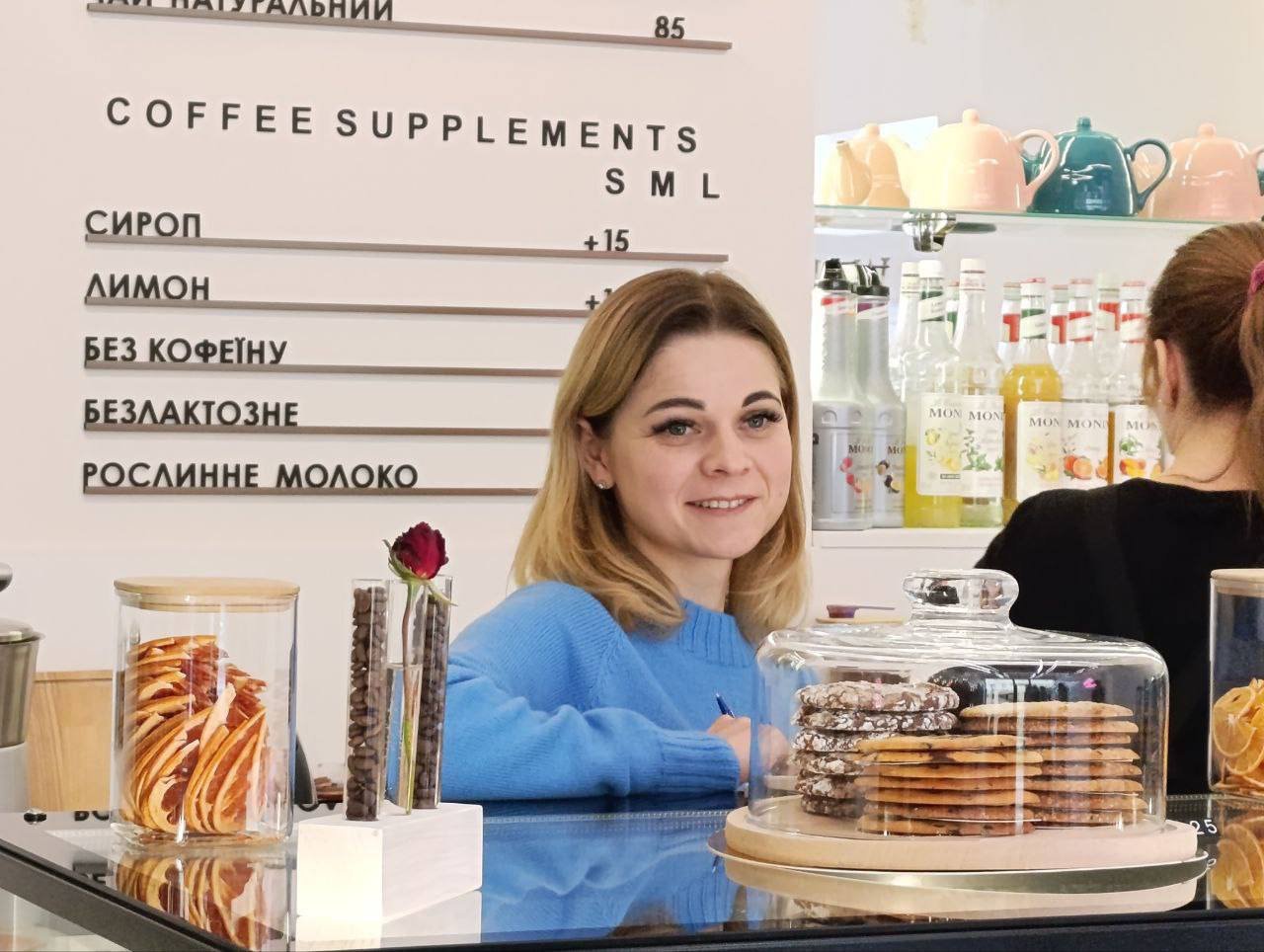 Колишня дніпрянка Світлана Бондаренко у власній кав’ярні в Мукачеві
