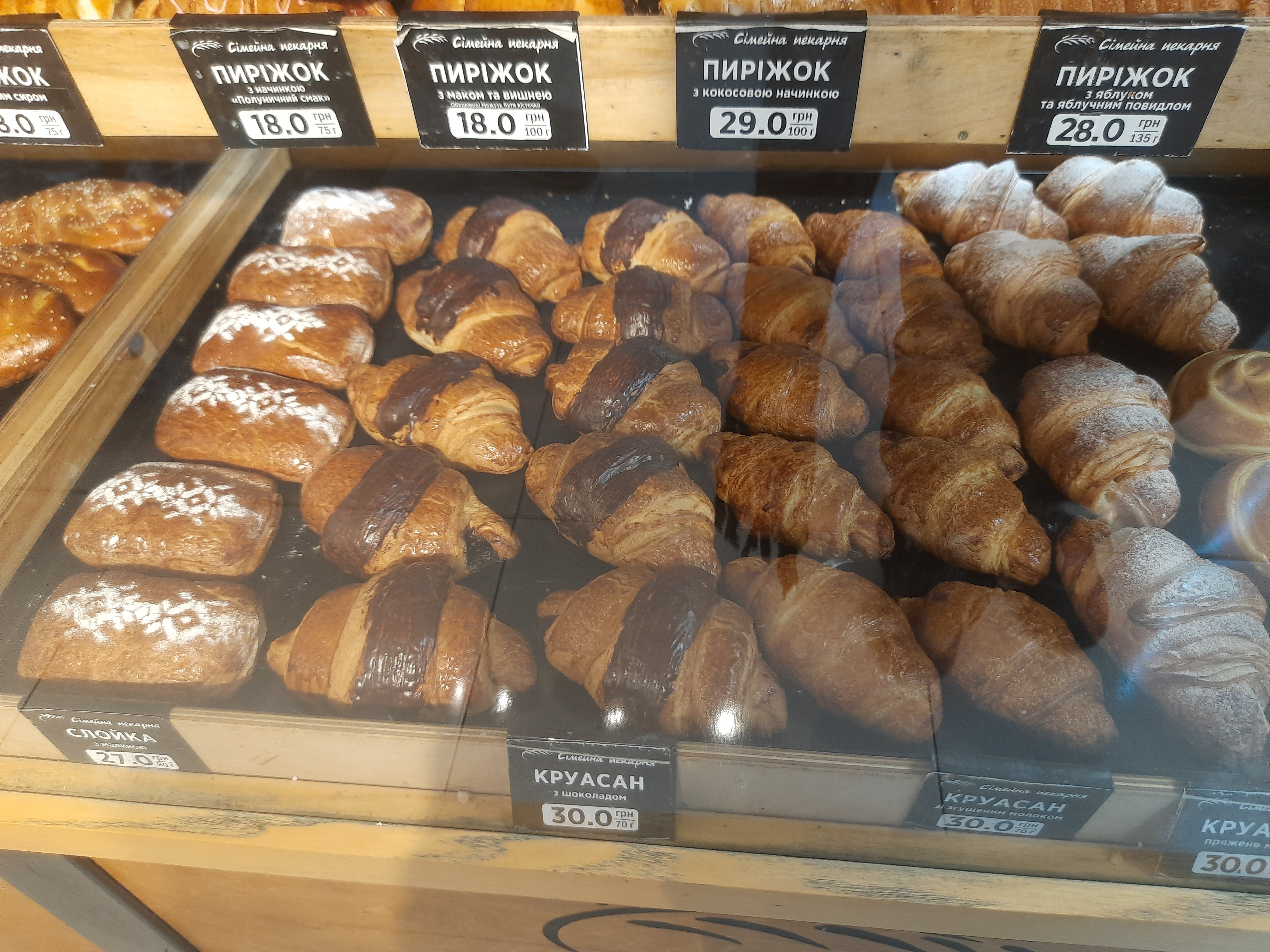 Випічка в пекарні на Дарниці