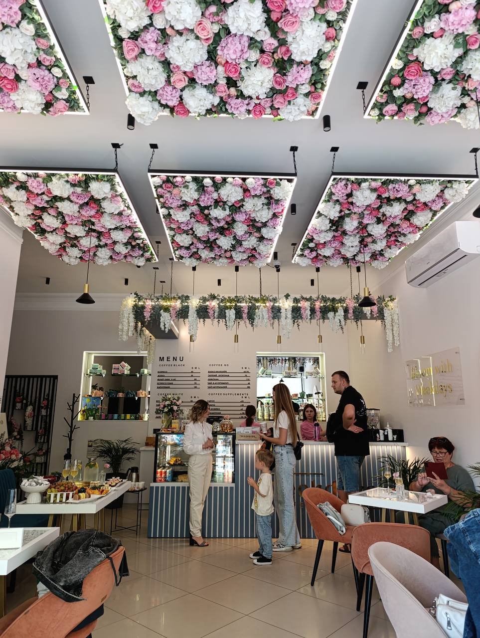 Нова мукачівська кав’ярня Weekdays із квітковою стелею
