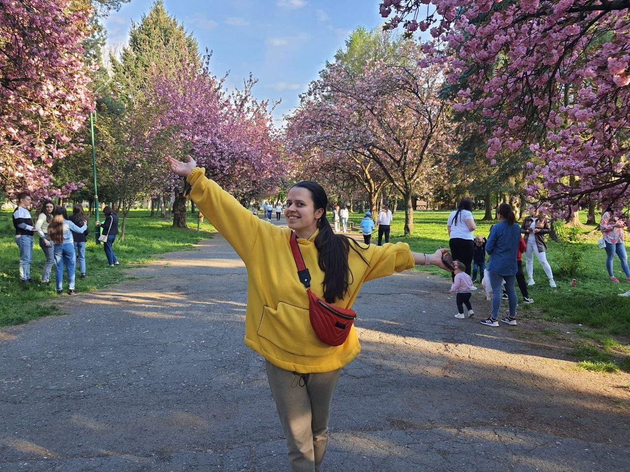Міла Мороз у Мукачеві. Квітучі весняні сакури — одна з принад закарпатських міст
