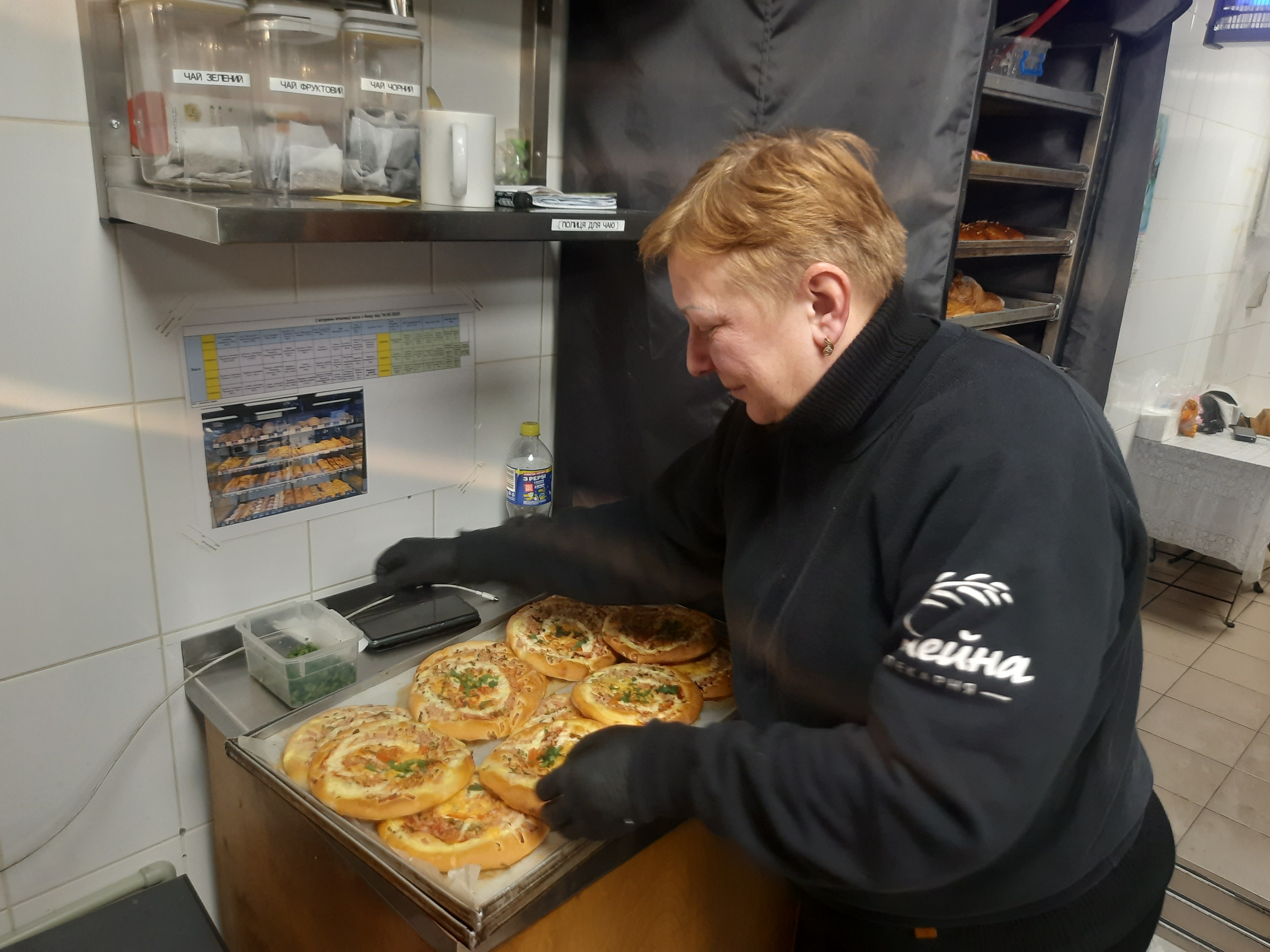 Наталія Шульженко за роботою в пекарні