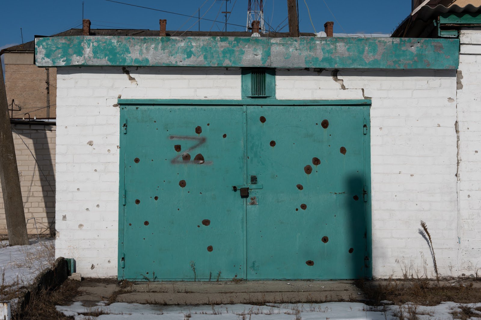 Двері гаража в Лимані зі слідами обстрілів