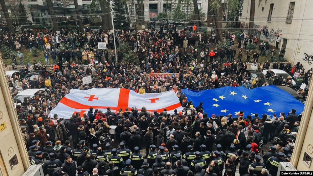 Фото і відео дня. Протести у Грузії проти "російського закону" —  Тексти.org.ua