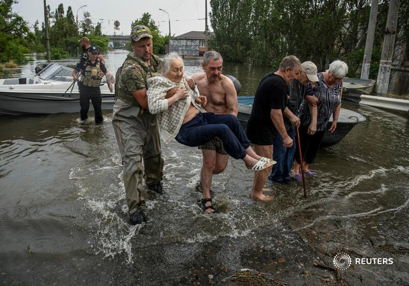 Rescuers evacuate local residents from a flooded area  in Kherson, Ukraine, after the Nova Kakhovka dam breached. Photo: Reuters