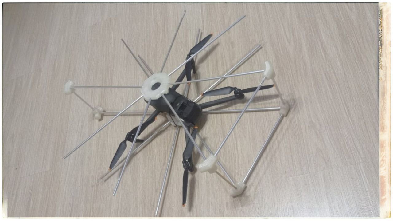 Російський квадрокоптер, модифікований для тарана в повітряному бою за допомогою клітки з металевих спиць (із Twitter/X)