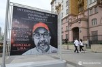 Попередній перегляд Стенд із фотографією Гонсало Ліри біля американського посольства в Москві