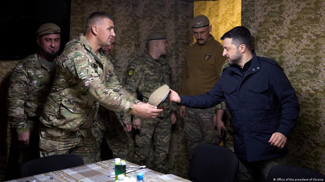 Командир 425-го полку Юрій Гаркавий (позивний Скеля) вручає президенту Володимирові Зеленському берет штурмових військ, вересень 2025 року