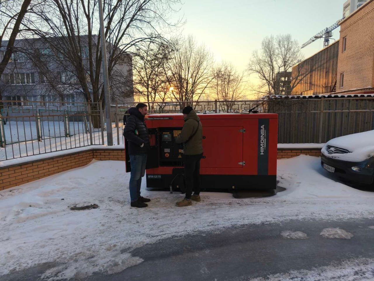 Генератор біля київської висотки, що забезпечує безперебійне живлення ліфта й аварійне освітлення
