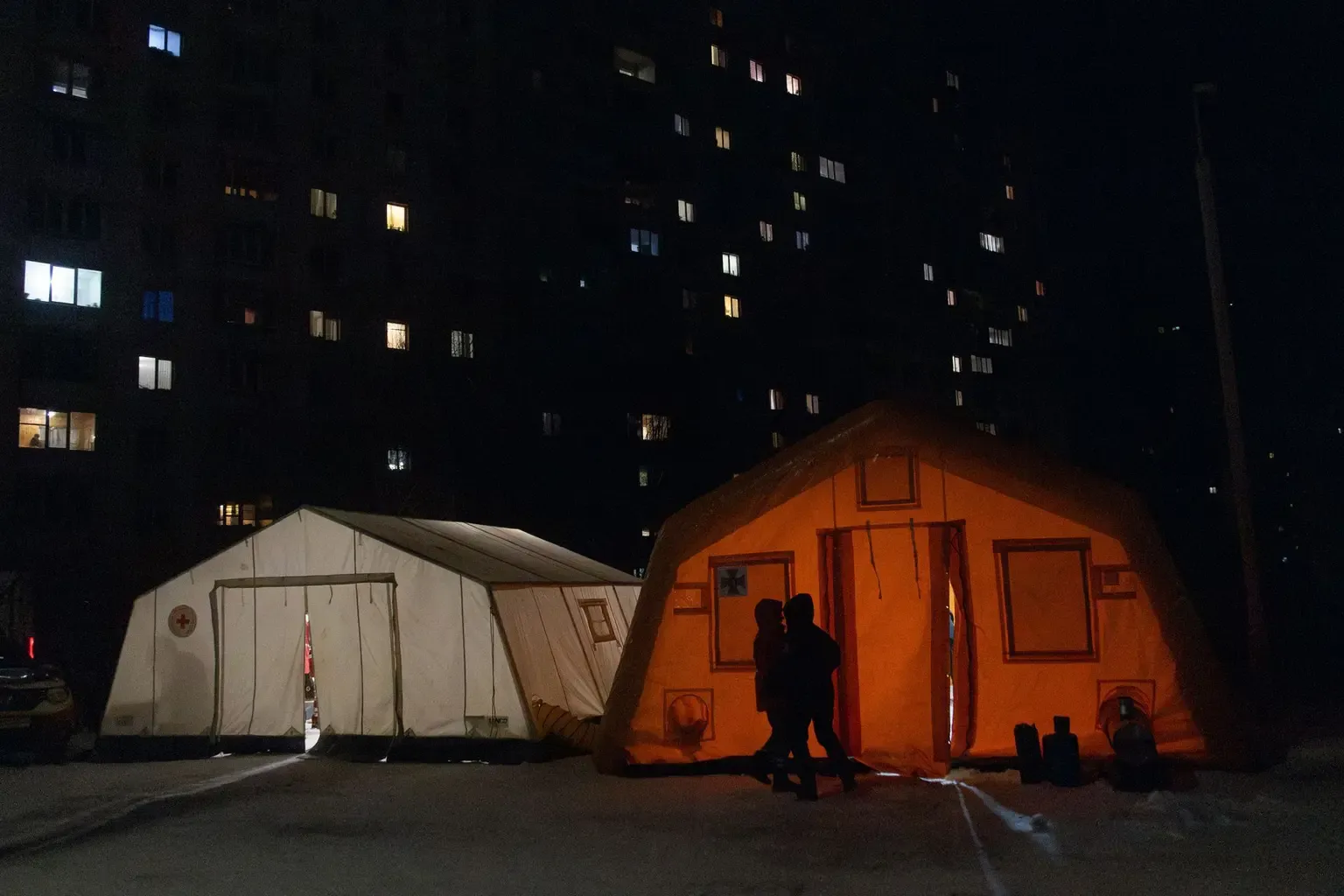 Кияни біля наметів ДСНС. Андрій Дубчак/Frontliner/Getty Images